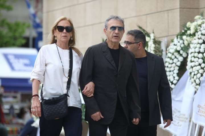 Γιώργος και Άννα Νταλάρα στην εξόδιο ακολουθία για τον Γιάννη Μαρκόπουλο / Φωτογραφία: ΓΙΑΝΝΗΣ ΠΑΝΑΓΟΠΟΥΛΟΣ-EUROKINISSI