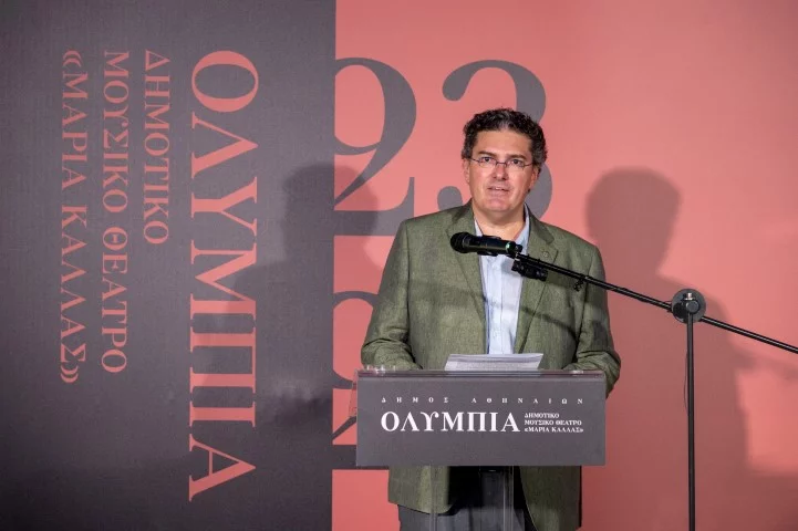 O Καλλιτεχνικός Διευθυντής του Θεάτρου, Ολιβιέ Ντεκότ