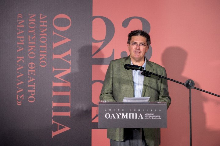 O Καλλιτεχνικός Διευθυντής του Θεάτρου, Ολιβιέ Ντεκότ