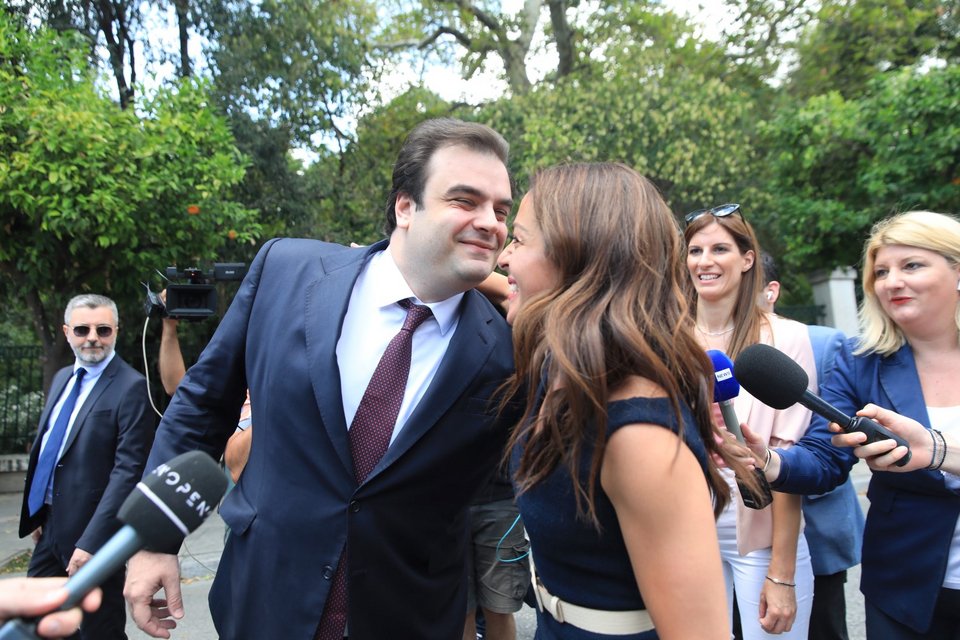 Τα φιλιά και τα συγχαρητήρια με τον νέο υπουργό Παιδείας, Κυριάκο Πιερρακάκη