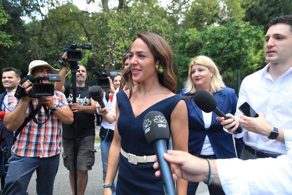 Χαμογελαστή λίγο πριν από την ορκωμοσία της η Δόμνα Μιχαηλίδου, νέα υφυπουργός Παιδείας