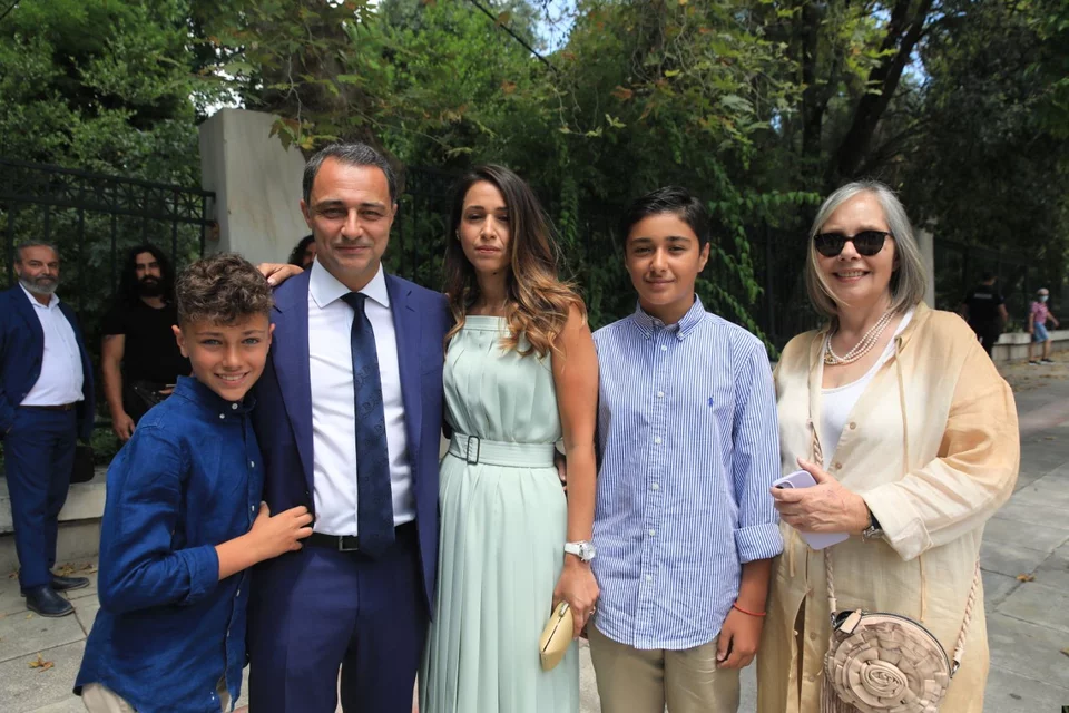 Ο Υφυπουργός Ανάπτυξης Μάξιμος Σενετάκης με την οικογένειά του