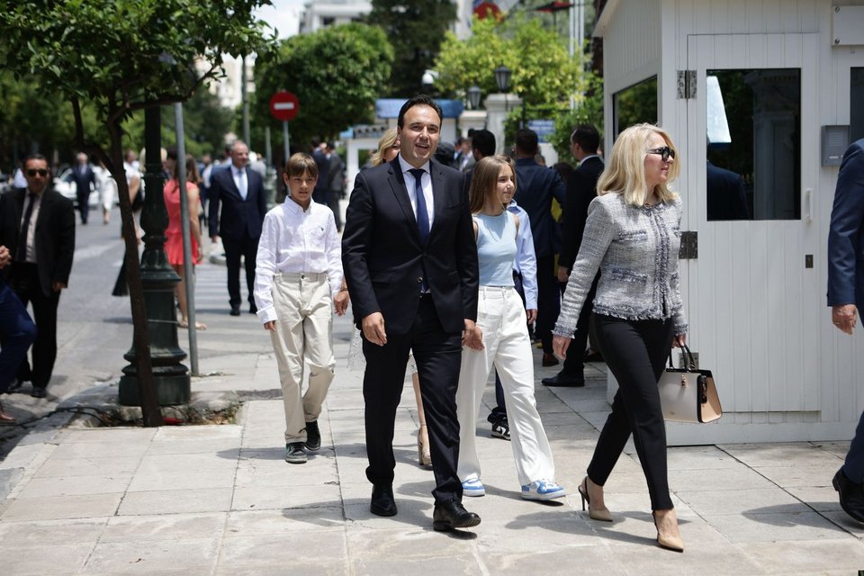 Ο πρώην δήμαρχος Τρικκαίων, Δημήτρης Παπαστεργίου, με την οικογένειά του. Αναλαμβάνει το υπουργείο Ψηφιακής Διακυβέρνησης