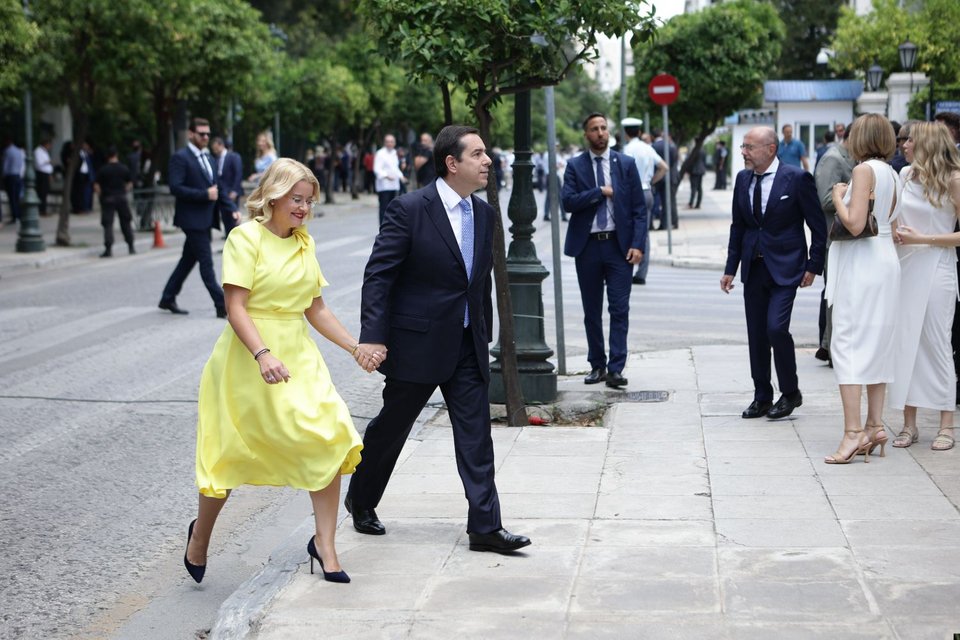 Ο Νότης Μηταράκης με τη σύζυγό του