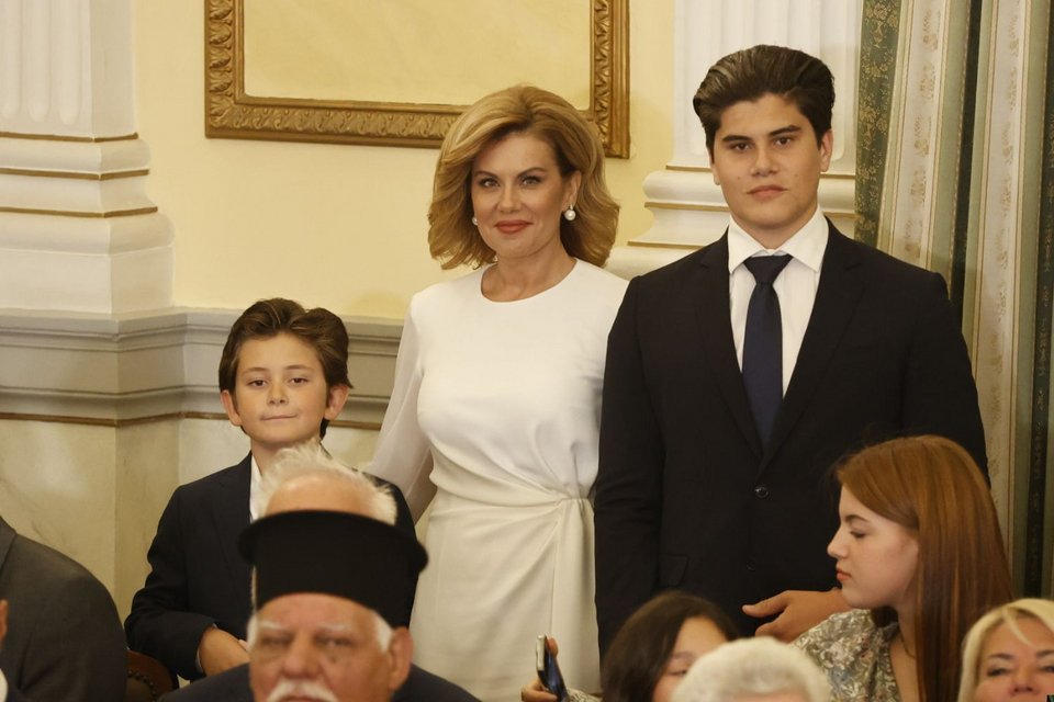 Η σύζυγος του Άδωνι Γεωργιάδη, Ευγενία Μανωλίδου, παρακολούθησε την ορκωμοσία μαζί με τα δύο παιδιά τους