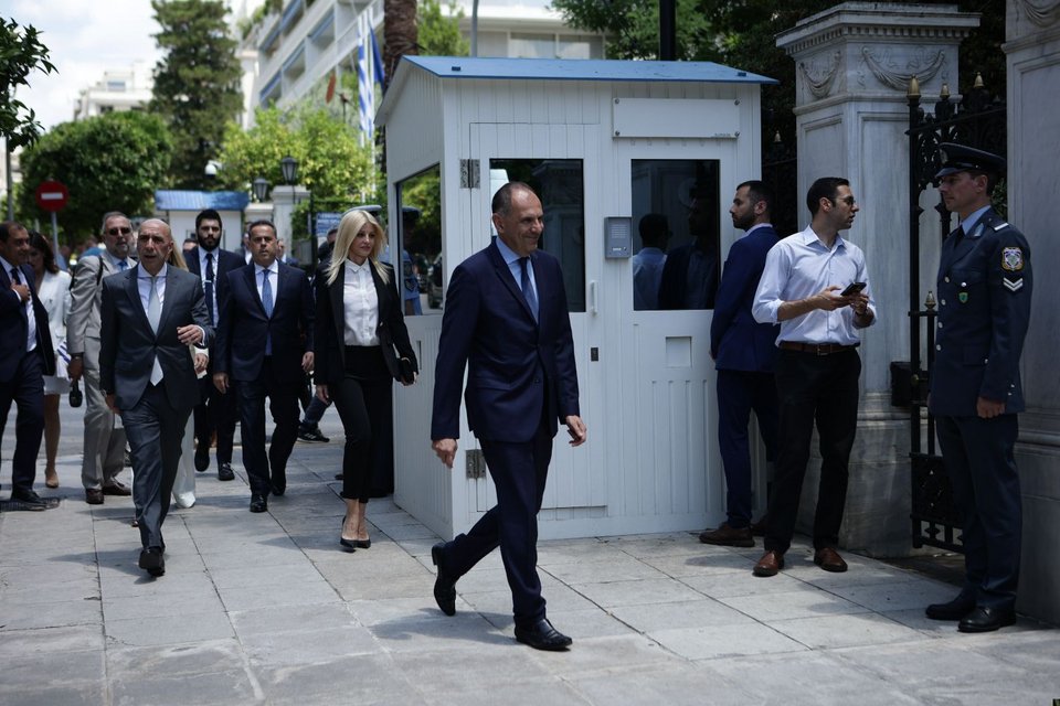 Ο Γιώργος Γεραπετρίτης, ενώ πιο πίσω του ακολουθούν η Έλενα Ράπτη, ο Γιάννης Μπρατάκος και ο Σταύρος Παπασταύρου