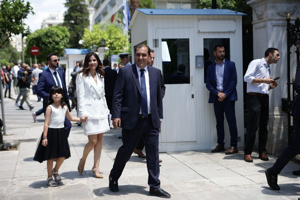 Ο Κώστας Κατσαφάδος με την οικογένειά του