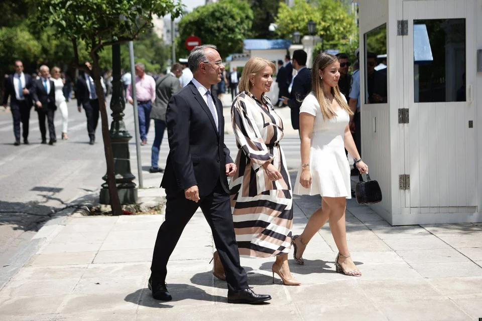 O Xρήστος Σταϊκούρας με την σύζυγό του και την κόρη τους