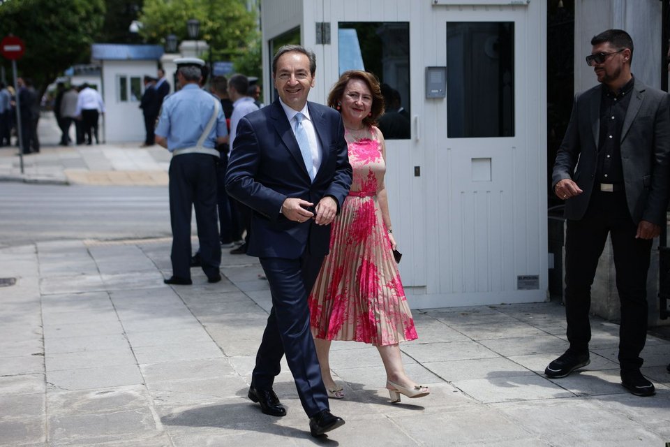 Ο υφυπουργός Δικαιοσύνης Γιάννης Μπούγας με τη σύζυγό του