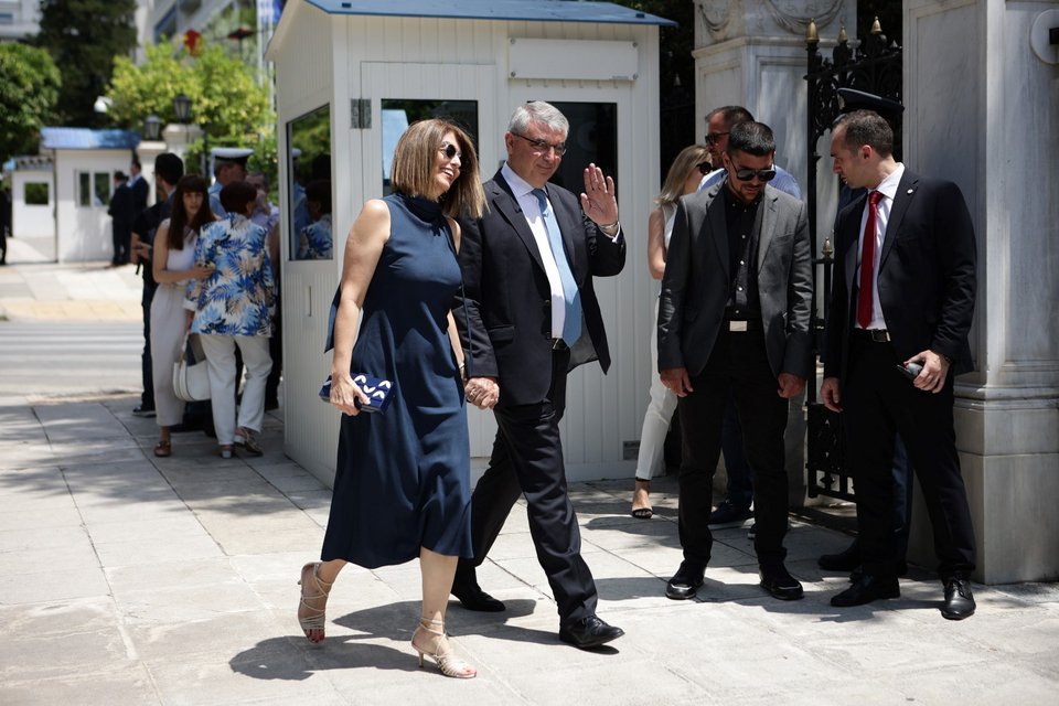 Ο Πάνος Τσακλόγλου με τη σύζυγό του λίγο πριν την ορκωμοσία του στο Προεδρικό Μέγαρο