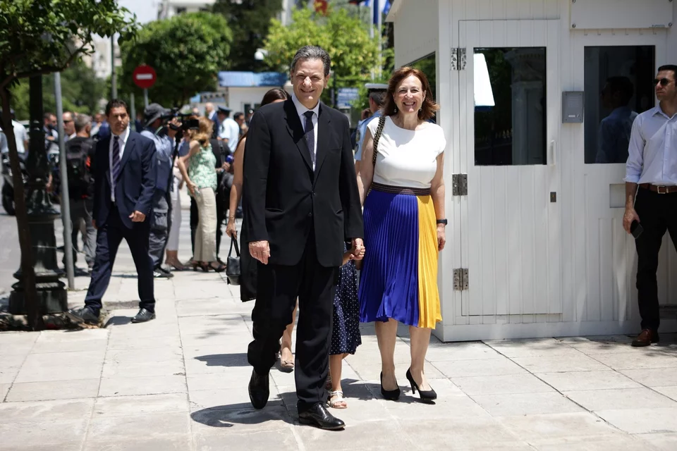Ο νέος υπουργός Περιβάλλοντος και Ενέργειας, Θεόδωρος Σκυλακάκης, με τη σύζυγό του