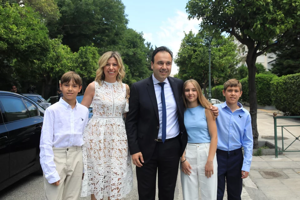 Ο πρώην δήμαρχος Τρικκαίων, Δημήτρης Παπαστεργίου, με την οικογένειά του. Αναλαμβάνει το υπουργείο Ψηφιακής Διακυβέρνησης