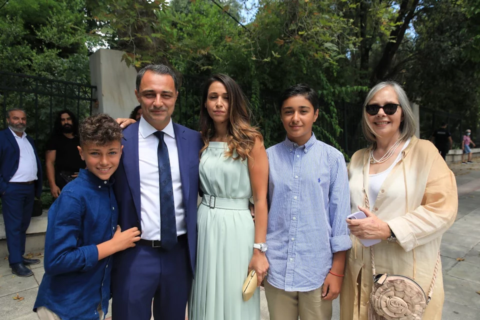 Ο υφυπουργός Ανάπτυξης Μάξιμος Σενετάκης και η οικογένειά του