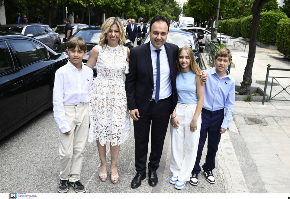 Στα λευκά και η σύζυγος του υπουργού Ψηφιακής Διακυβέρνησης Δημήτρη Παπαστεργίου, Σούλα Μπράκη