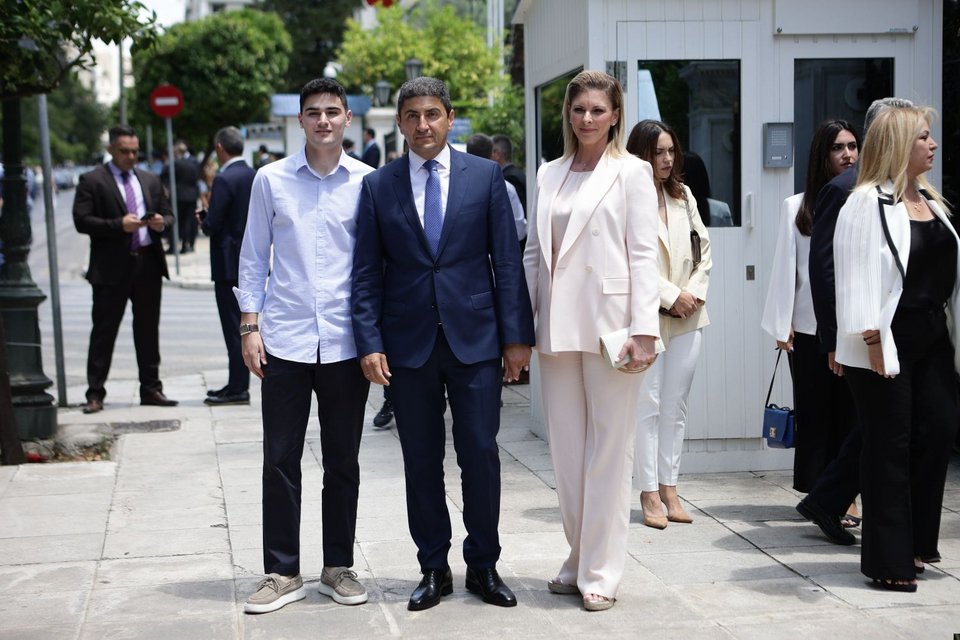 Ο Λευτέρης Αυγενάκης αναλαμβάνει υπουργός Αγροτικής Ανάπτυξης. Στο Προεδρικό προσήλθε συνοδευόμενος από τον γιο του και τη σύζυγό του Ελένη Μπανιά.