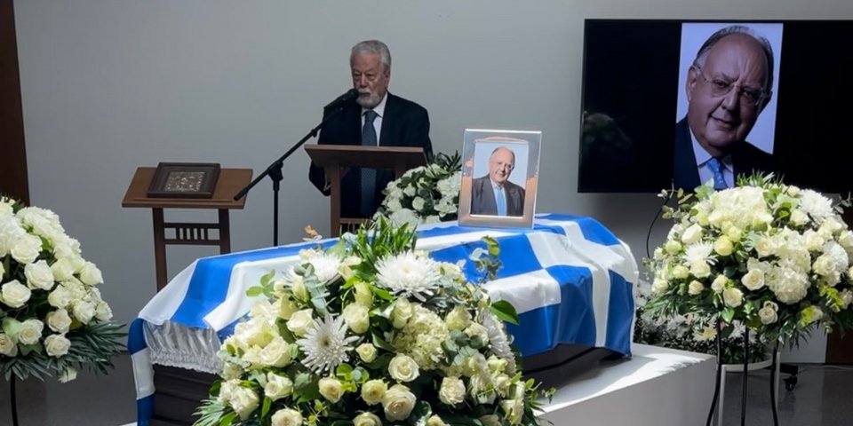 Ο Χρήστος Γεραρής εκφωνεί επικήδειο για τον Θ. Πάγκαλο