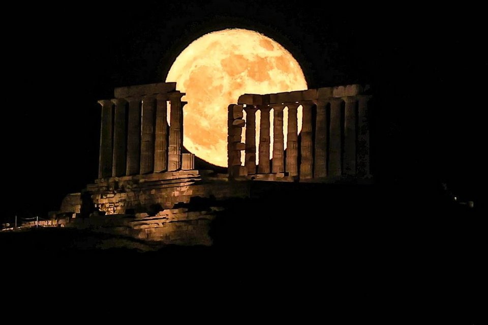 Η πανσέληνος της φράουλας πάνω από το ναό του Ποσειδώνα στο Σούνιο