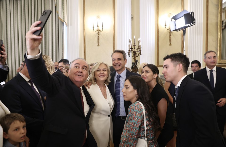 Η οικογένεια Παπαθανάση σε πλήρη παράταξη ποζάρει με τον Κυριάκο Μητσοτάκη