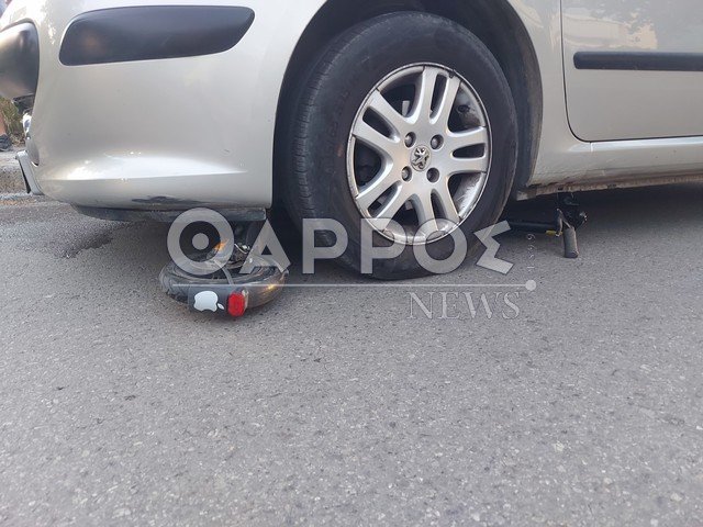 Το πατίνι κατέληξε κάτω από τη ρόδα του ΙΧ / Φωτογραφία tharrosnews.gr