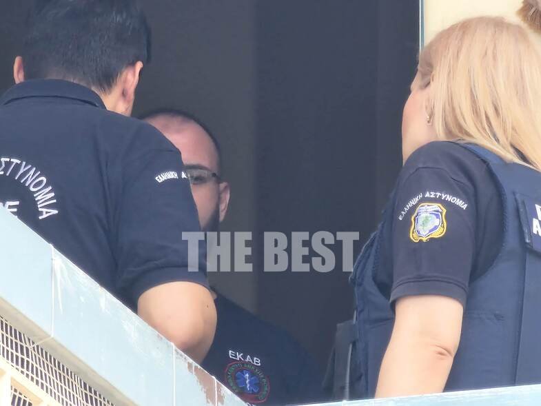 Αστυνομικοί και διασώστες του ΕΚΑΒ στο σημείο όπου βρέθηκε νεκρή η 39χρονη στην Πάτρα / thebest.gr