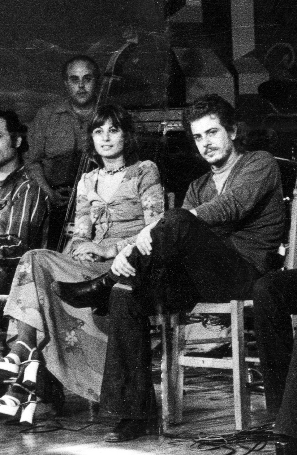 Ο Παύλος Σιδηρόπουλος στη σκηνή του κλαμπ Κύτταρο στις παραστάσεις του Γιάννη Μαρκόπουλου για τον δίσκο Οροπέδιο. Δίπλα του η Λιζέτα Νικολάου.1976. / Αρχείο Μ.Νταλούκα
