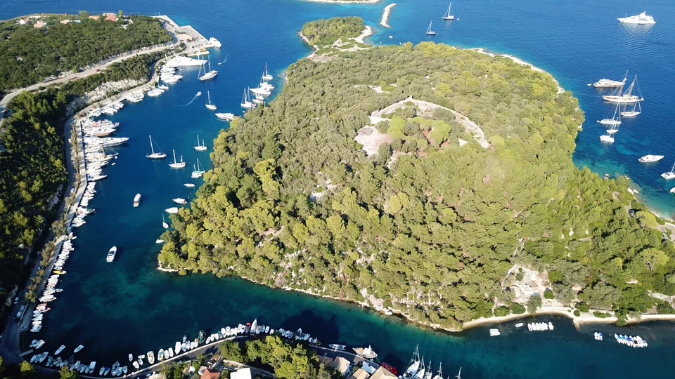 Daily Mail: 8 εναλλακτικοί προορισμοί στην Ελλάδα για ήσυχες και υπέροχες διακοπές 10 paxoi gaios.jpg