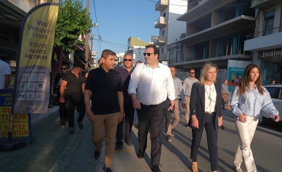 Πιερρακάκης και Αυγενάκης περπατούν σε δρόμο στο Ηράκλειο