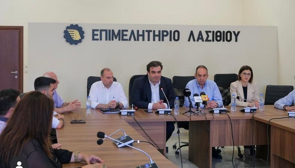 Το κλιμάκιο της ΝΔ με Πιερρακάκη και Αγαπηδάκη στο επιμελιτήριο Λασιθίου μιλαει στα ΜΜΕ