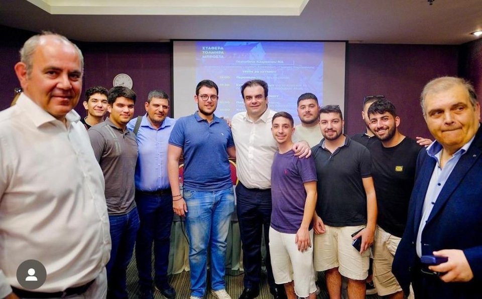 Ο Κυριάκος Πιερρακάκης με νέους στη Κρήτη