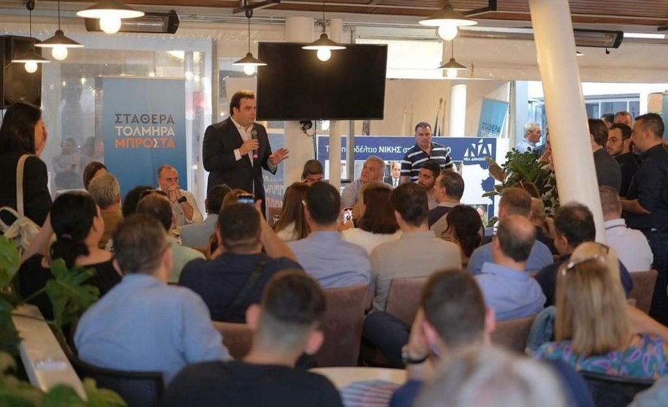 Ο Κυριάκος Πιερρακάκης μιλά σε πολίτες της Κρήτης σε καφέ