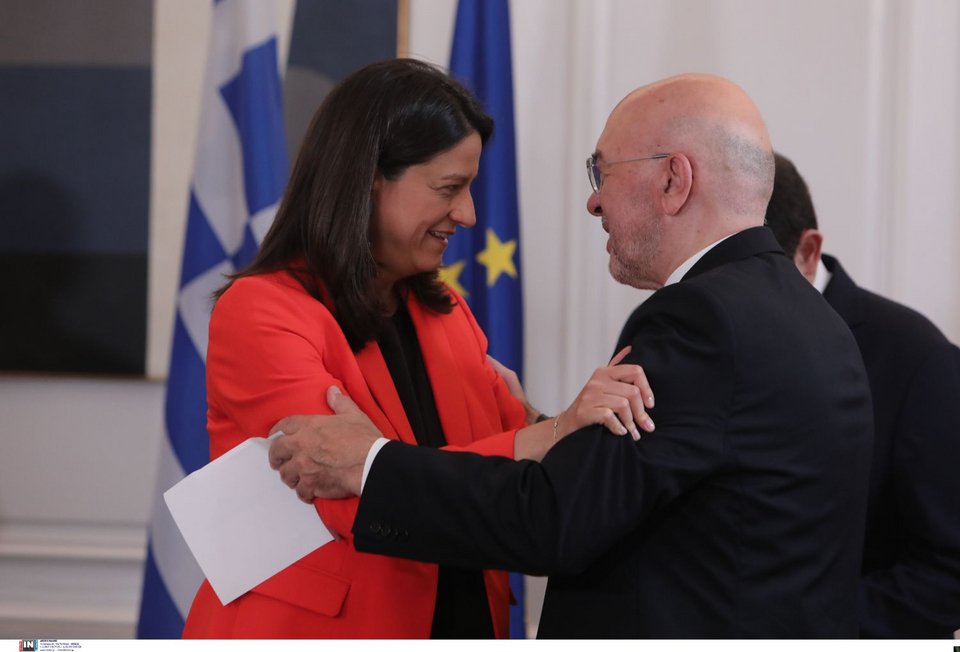 Χαιρετισμός μεταξύ φίλων για τη Νίκη Κεραμέως και τον ΥΦΥΠΕΞ Κώστα Φραγκογιάννη