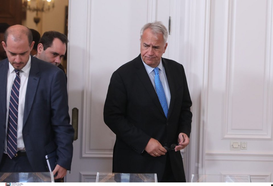 Ο Μάκης Βορίδης με... εξερευνητικό ύφος. Δίπλα του ο Γιώργος Κώτσηρας, νέος ΥΦΥΠΕΞ