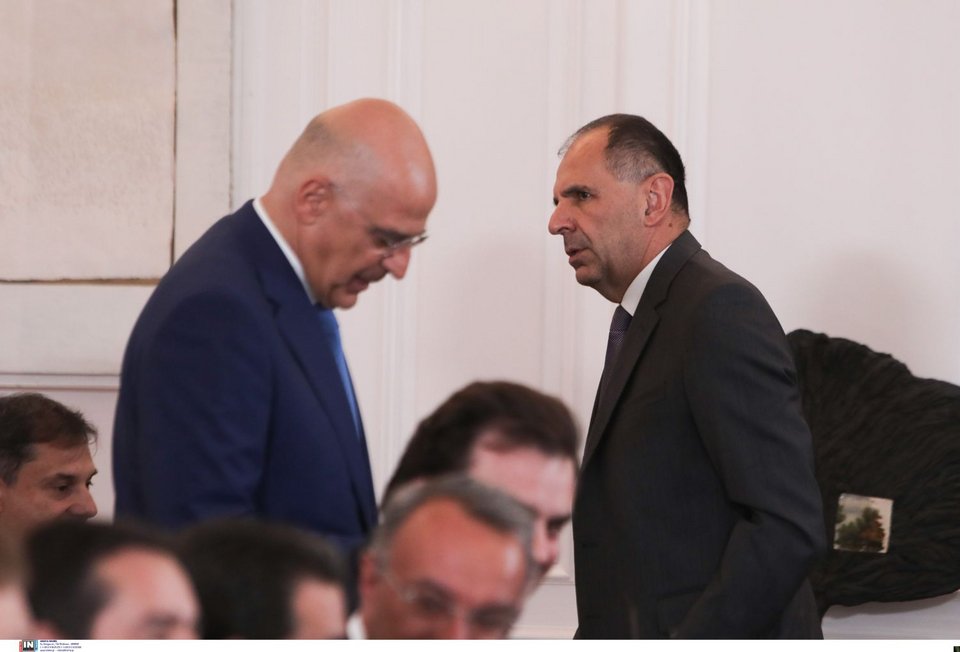 Νίκος Δένδιας και Γιώργος Γεραπετρίτης στο τραπέζι του υπουργικού από διαφορετικά πλέον πόστα