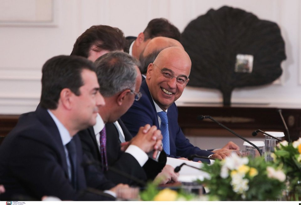 Από το ΥΠΕΞ στο Άμυνας, ο Νίκος Δένδιας με πλατύ χαμόγελο στο πρώτο υπουργικό