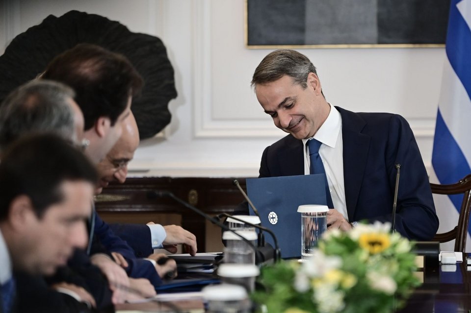 Με χαμόγελα και ο πρωθυπουργός στο πρώτο υπουργικό, όπου έστειλε το μήνυμα για σκληρή δουλειά, μοίρασε τους φακέλους με τους στόχους και έδωσε ένα περίγραμμα του κυβερνητικού σχεδίου και των προτεραιοτήτων της κυβέρνησης