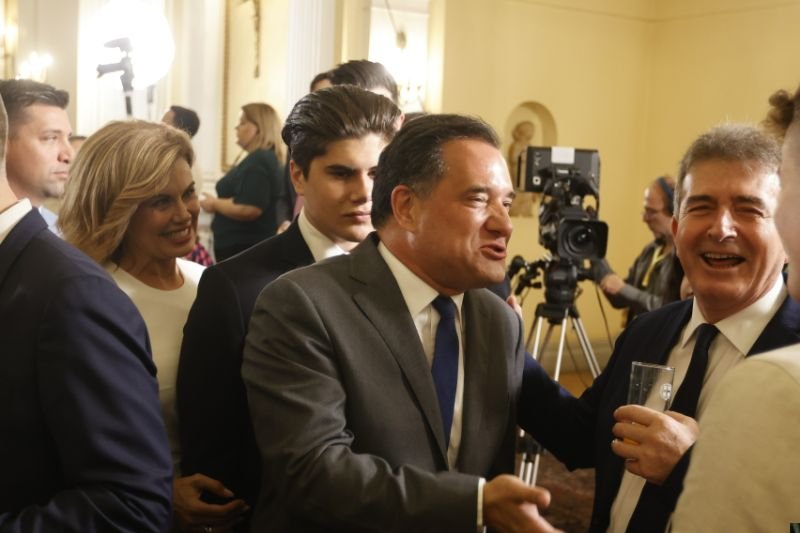 Ο Αδωνις Γεωργιάδης, οικογενειακώς, σε έντονες στιγμές γέλιου με τον Μιχάλη Χρυσοχοΐδη. 