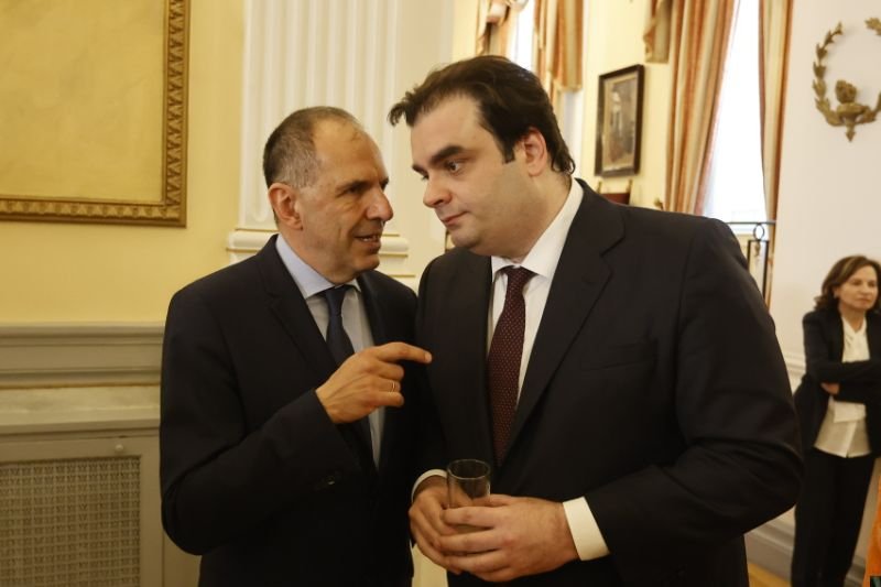 Κυριάκος Πιερρακάκης και Γιώργος Γεραπετρίτης σε νέους ρόλους στη νέα κυβέρνηση, βρήκαν την ευκαιρία για μια μίνι συζήτηση. 