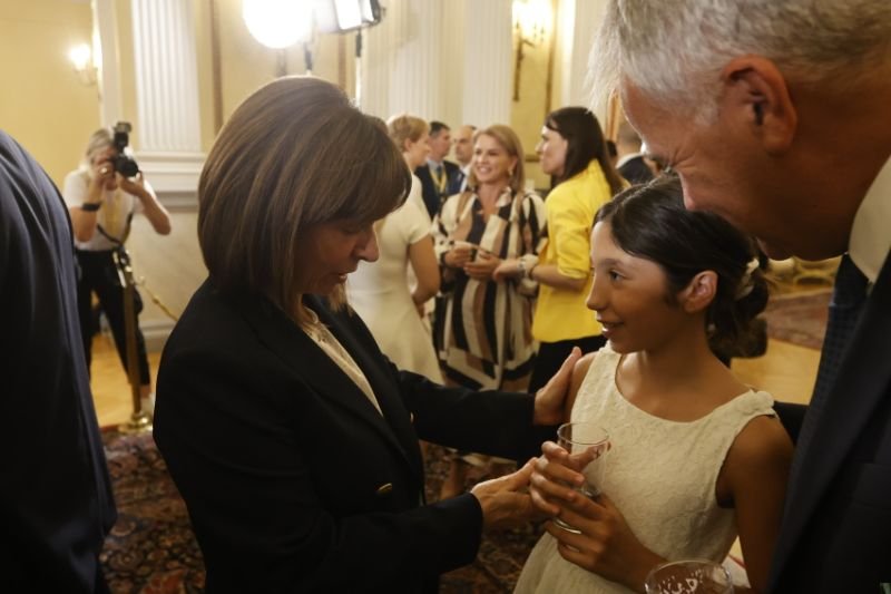 Η δεσποινίς Βορίδη στη γνωριμία της με την Πρόεδρο της Δημοκρατίας, Κατερίνα Σακελλαροπούλου 