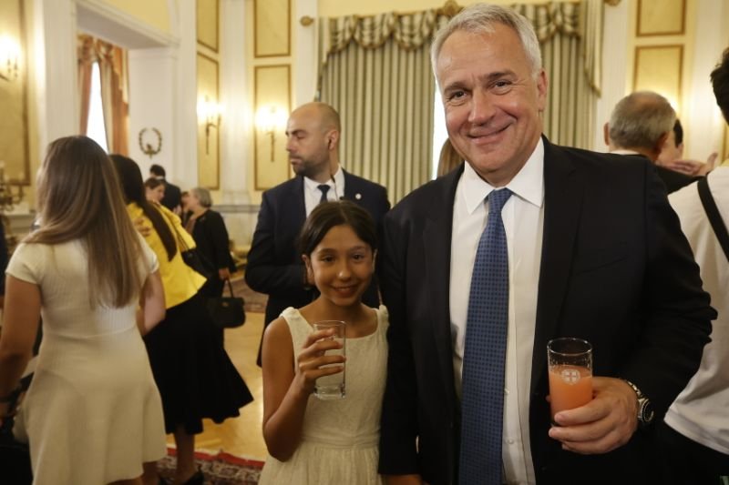 Ο Μάκης Βορίδης με την κόρη του απολαμβάνουν τον χυμό τους. 