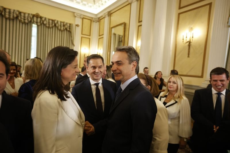 Η Νίκη Κεραμέως μετά από τέσσερα χρόνια στο υπουργείο Παιδείας αναλαμβάνει το ΥΠΕΣ. Τα χαμόγελα περισσεύουν. 