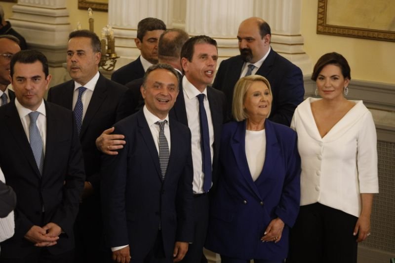 Μια μίνι οικογενειακή φωτογραφία, με τον Δημήτρη Καιρίδη αγκαλιά με τον νέο υφυπουργό Αγροτικής Ανάπτυξης Σταύρο Κελέση, τη Σοφία Βούλτεψη και την Ολγα Κεφαλογιάννη