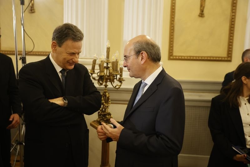 O νέος υπουργός Περιβάλλοντος Θεόδωρος Σκυλακάκης με τον νέο ΥΠΟΙΚ Κωστή Χατζηδάκη