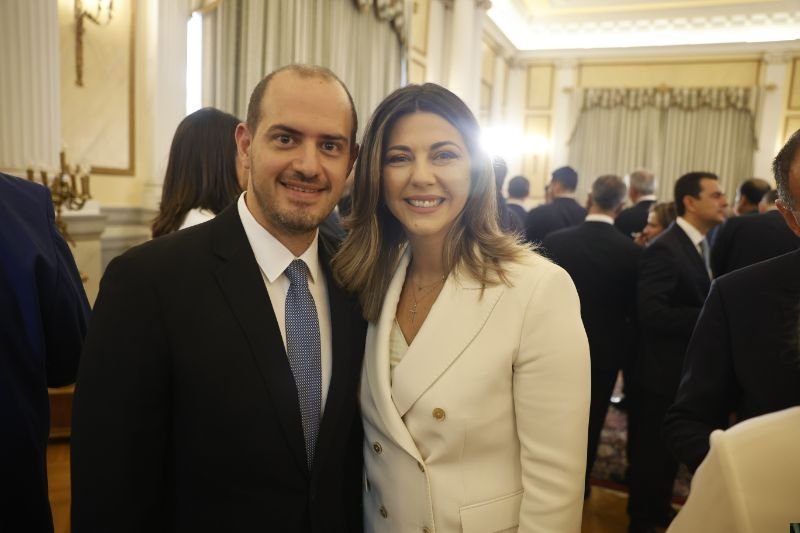 Ο Γιώργος Κώτσηρας, που αναλαμβάνει υφυπουργός Εξωτερικών, με τη Σοφία Ζαχαράκη που αναλαμβάνει για πρώτη φορά υπουργός, στο νεοσύστατο υπουργείο Κοινωνικής Συνοχής και Οικογένειας. 
