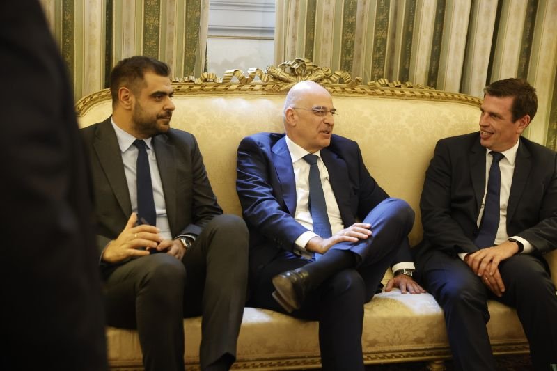 Δύο παλιοί και ένας νέος μαζί στον καναπέ του Προεδρικού. Παύλος Μαρινάκης, Νίκος Δένδιας, Δημήτρης Καιρίδης. 