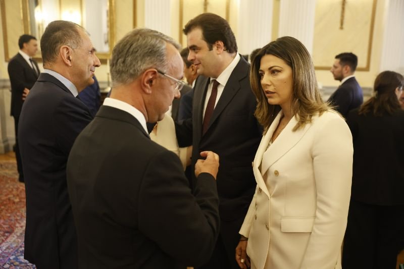 Οι παρέες και τα πηγαδάκια εναλλάσσονταν διαρκώς. Γιώργος Γεραπετρίτης, Χρήστος Σταϊκούρας, Κυριάκος Πιερρακάκης, Σοφία Ζαχαράκη. 