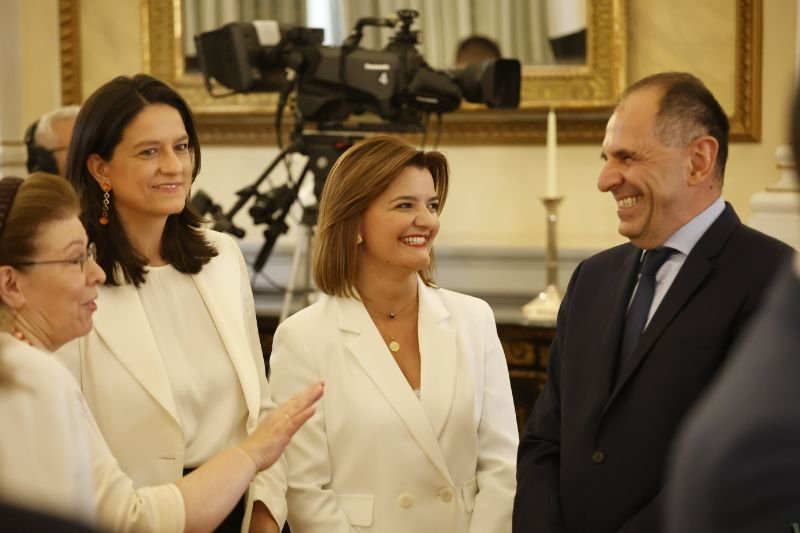 Στο πηγαδάκι προστέθηκε και η Λίνα Μενδώνη