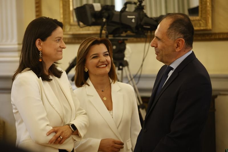 Ο κ. Γεραπετρίτης σε χαλαρή συζήτηση με τη Νίκη Κεραμέως και τη νεοεισερχόμενη στην κυβέρνηση Μαρία Κεφαλά. 