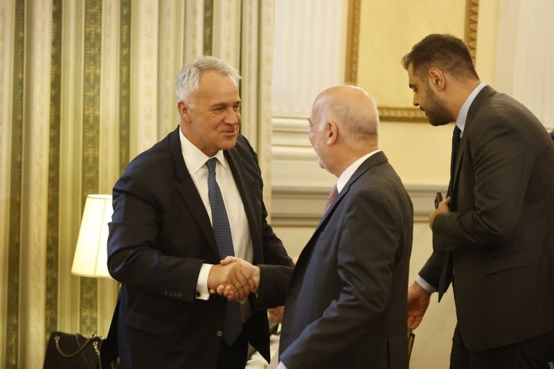 Ο Γιώργος Φλωρίδης, νεοεισερχόμενος όχι μόνο στην κυβέρνηση αλλά και ευρύτερα στη ΝΔ, ήταν ένα από τα πρόσωπα που κέντρισαν σήμερα το ενδιαφέρον. Εδώ με τον Μάκη Βορίδη. 