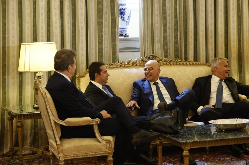 Νίκος Δένδιας και Νότης Μηταράκης σε μια εύθυμη, όπως φαίνεται, συζήτηση 