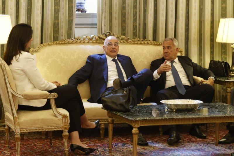 Και η Νίκη Κεραμέως με τον Μάκη Βορίδη πέρασαν από τον καναπέ του προεδρικού. 